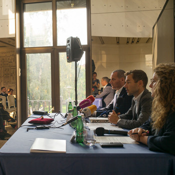 Danilo Rošker, direktor SNG Maribor, Aleš Novak, umetniški direktor FBS, Maša Stošič, stiki z javnostmi FBS